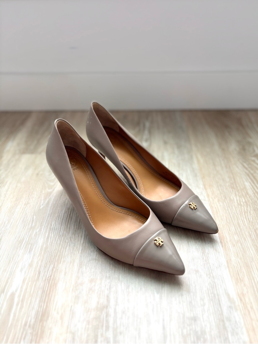 Tory Burch Fairfold 65MM Pointed Toe Pumps in Dust Storm - Size 6.5 - Picture 8 of 10
